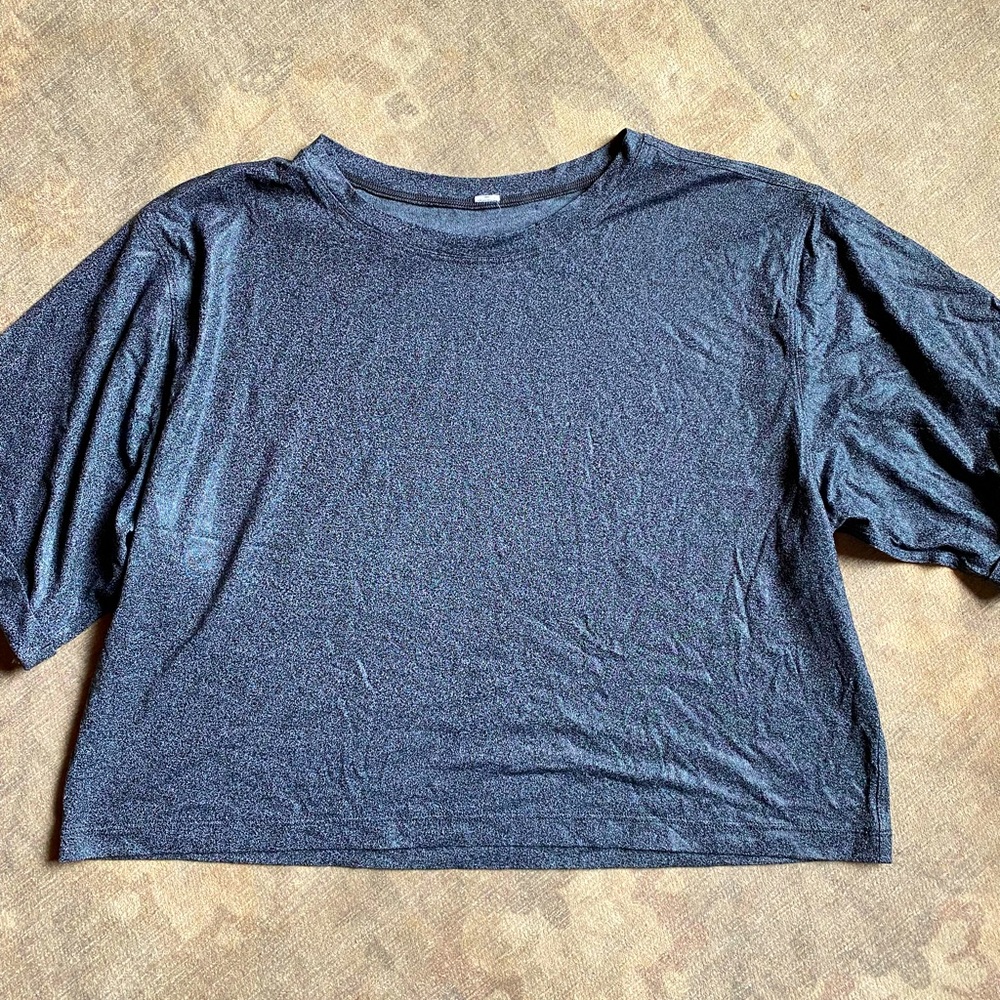 Lululemon size 6 cropped gray shirt